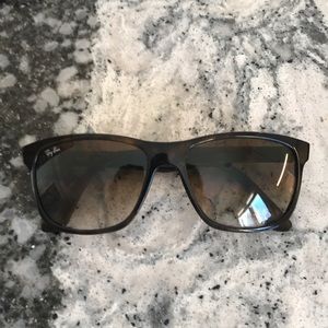 Woman’s Ray Ban Sunglasses